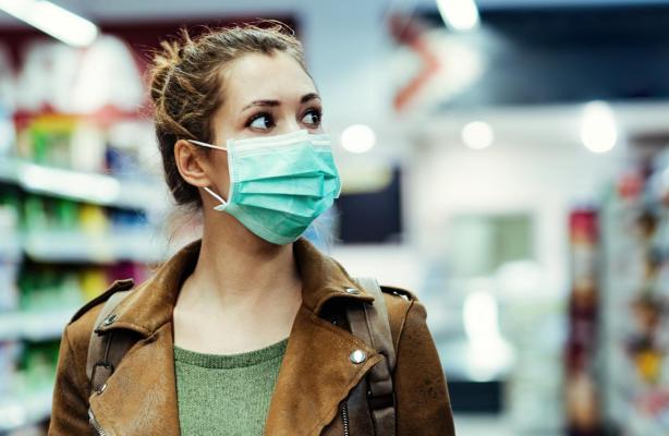 Vrouw met mondmasker