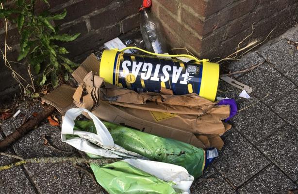 Leeg lachgaspatroon in het zwerfvuil