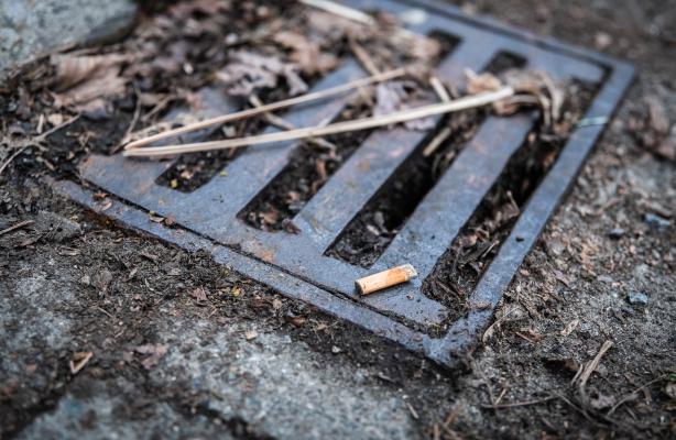 peuk bij het rioolputje