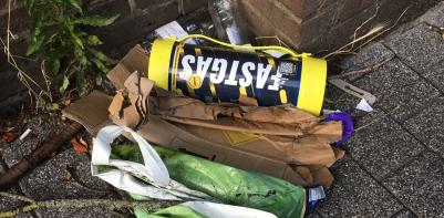 Leeg lachgaspatroon in het zwerfvuil