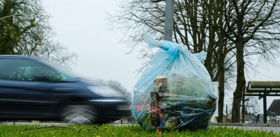 PMD-zak met opgehaald zwerfvuil