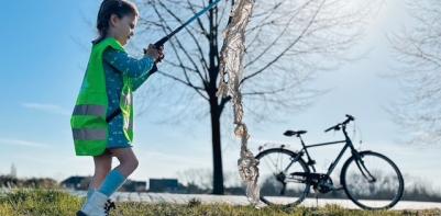 Sanne en haar gezin tijdens een opruimronde