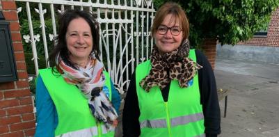 Inge en Grietje tijdens hun opruimronde